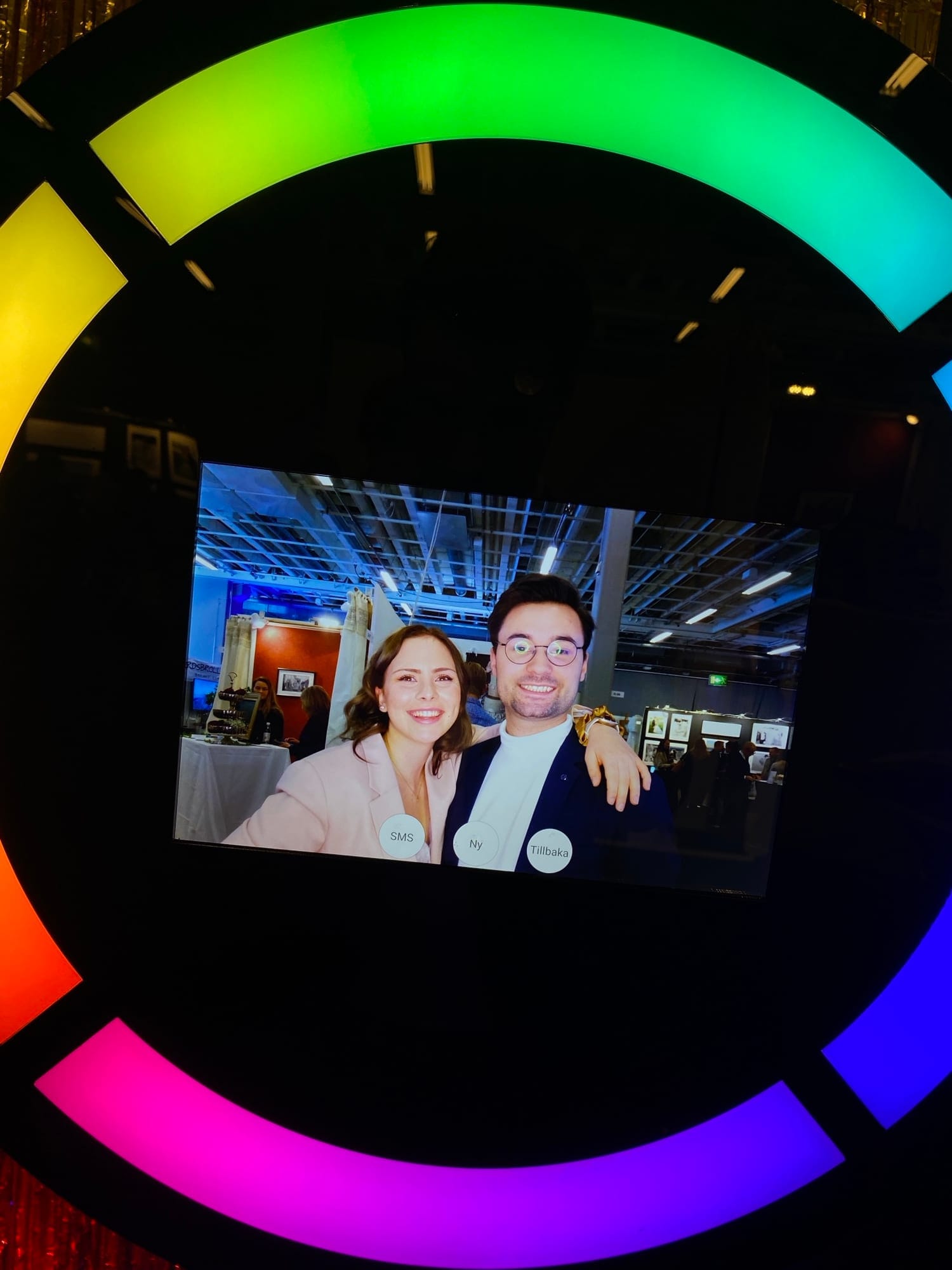 Close-up of the SelfieCircle screen showing a new photo and the buttons in Swedish
