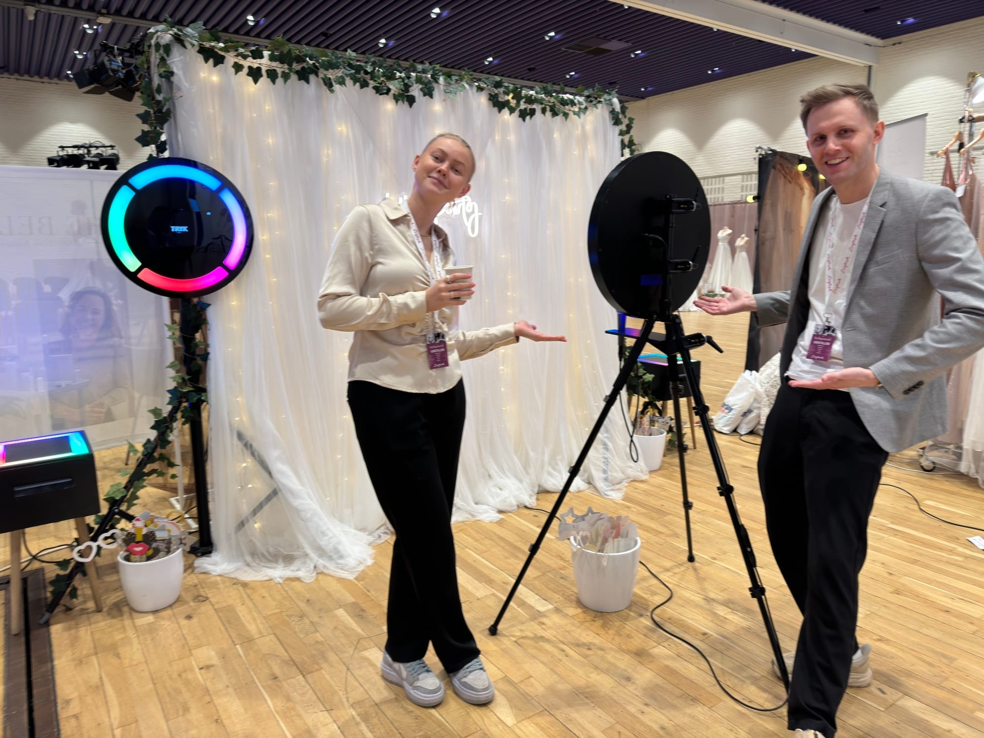 Two members of the SelfieCircle team showing the machine at a wedding fair